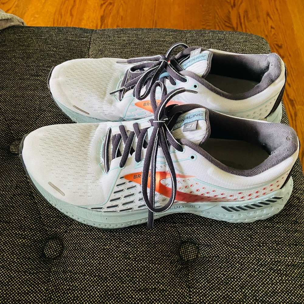 Tennis shoes